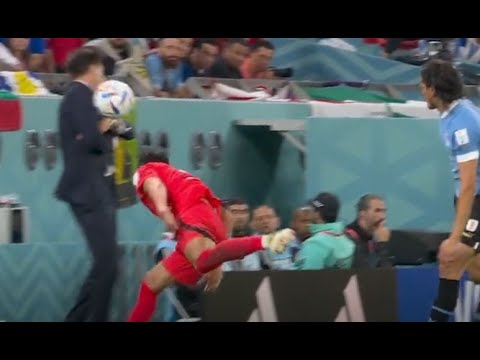 Funny moment Woo-Young Jung hit the ball in face Uruguay's coach Diego Alonso