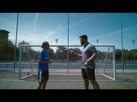 Laurent Duvernay-Tardif joue au soccer avec Samuel Piette