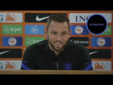 Stefan de Vrij krijgt lachers op zijn hand inclusief Louis van Gaal