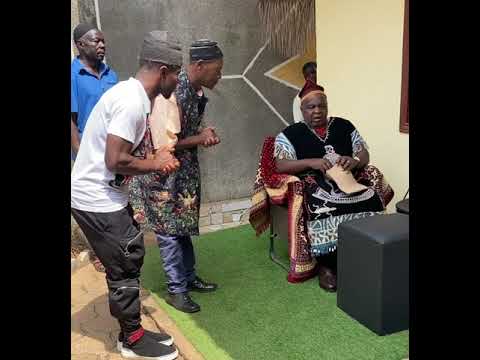 Le chef traditionnel de Nso a décoré Fai Collins,"Nformi Bor" - un guerrier du football.