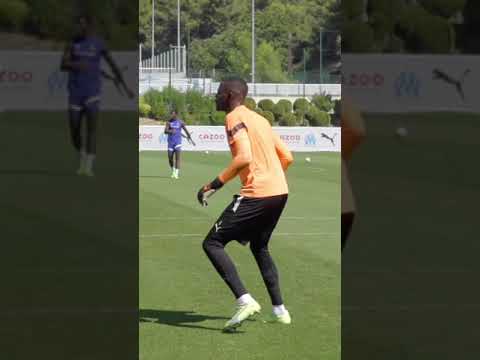 Les risques du métier de gardien 😅🧤 #goalkeepper #Simon #Marseille #OM #Bakambu #teamom