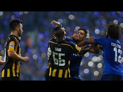 اشتباك سالم الدوسري مع لاعبي الإتحاد في دوري ابطال اسيا   بطولات
