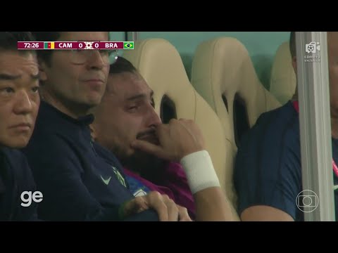 Alex Telles se lesiona e sai de campo chorando