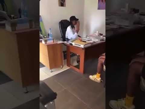 Dans cette vidéo amatrice, Rigobert Song explique à un proche ce qui a causé l'expulsion d'Onana