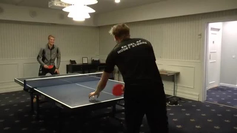 Målmandsduel i bordtennis: Lössl vs. Rønnow