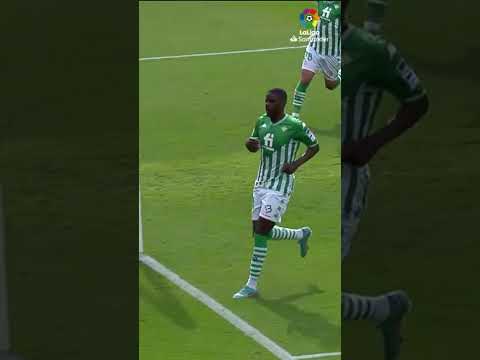 Football or futsal?! 🤷‍♂️ 🥰 🔝  William Carvalho #shorts #portugal #worldcup #laligasantander