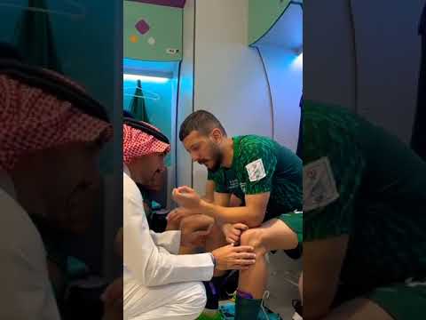 عبدالعزيز بن تركي الفيصل مع اللاعب عبدالاله المالكي بعد الخسارة أمام بولندا #كأس_العالم_قطر2022 ❤️💐🌹