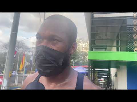 Kendall Waston sobre Gerald Taylor.