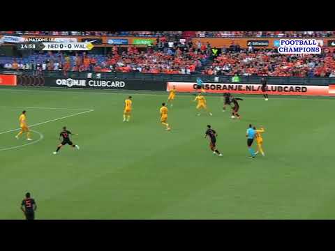 Matthew Smith stößt an, um den Ball zu übernehmen, Niederlande-Wales, UEFA Nations League 2022