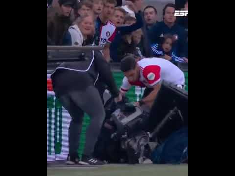 Feyenoord-Elfsborg, Alireza Jahanbakhsh aiuta una cameramen ad alzare una telecamera caduta💥🎥