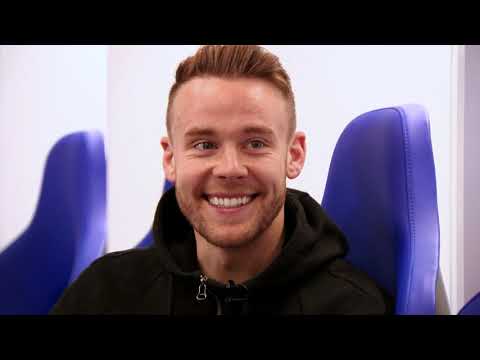 Elis James, y comedïwr sy'n cwrdd â Chris Gunter | Cymru