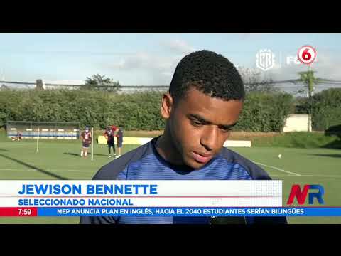 Jewison Bennett recibió título de colegio durante un entrenamiento con La Sele