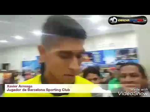 Xavier Arreaga, jugador de Barcelona a su arribo a Guayaquil luego de ganar a Botafogo en 🇧🇷