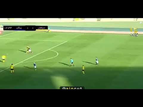 Amazing throwout by Iranian footballer Nader Mohammadi during Peykan-Sepahan match