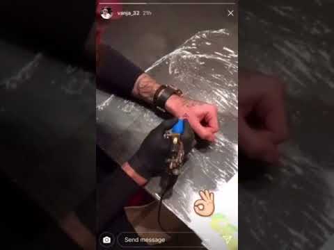 Vanja Milinković Savić tetovira sam sebe