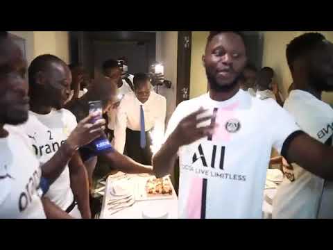 Anniversaire Surprise pour Alfred Gomis 😇 fêté avec tous les joueurs de la tanière 🇸🇳 Senfootball Tv