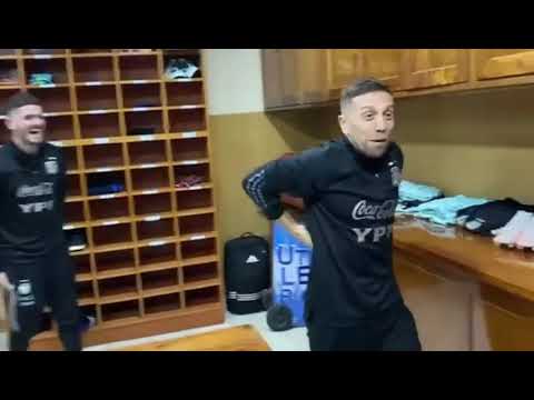 El Papu Gómez jugando al básquet en la concentración de la Selección