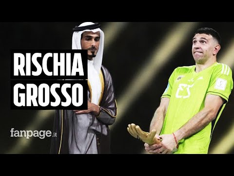 Il gesto osceno può costare caro a Martinez, in Francia chiedono una punizione esemplare Il gesto osceno può costare caro a Martinez, in Francia chiedono una punizione esemplare