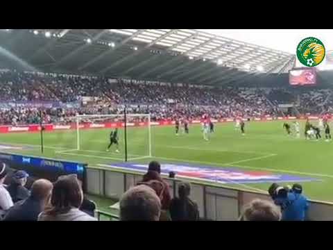 Seny Dieng arrête un pénalty et la joie des joie des fans de QPR dans les tribunes.