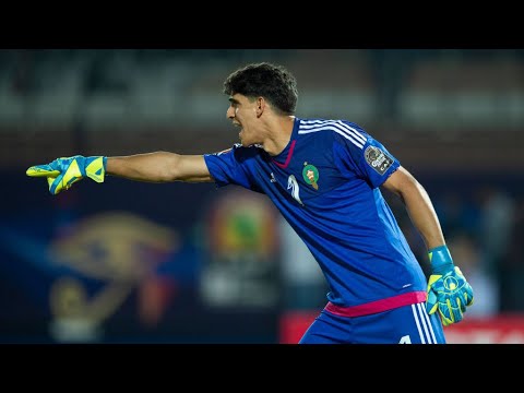 Yassine Bounou makes a incredible save to send Morocco to extra time vs Spain