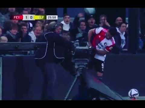 Gentleman player helps the camera lady 👏