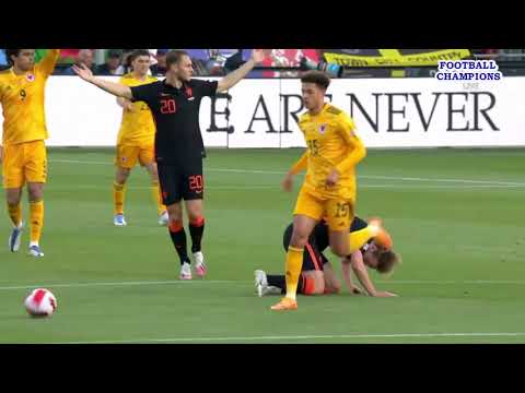 Ethan Ampadu drückte Frenkie de Jong beim Verfolgerball nieder, Niederlande-Wales, UEFA Nations22