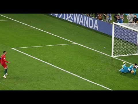 Thủ môn Iran Alireza Beiranvand xuất sắc cản phá quả penalty của Cristiano Ronaldo World Cup 2018