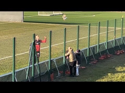 Skorupski generoso: regala guanti e scarpini ad un piccolo tifoso
