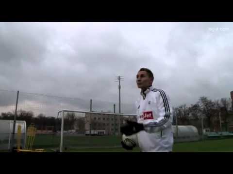 Artur Jędrzejczyk uczy młodzież...