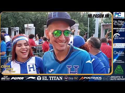 Aficionados catrachos hicieron filas para ingresar al BBVA de Houston para ver el juego ante Qatar