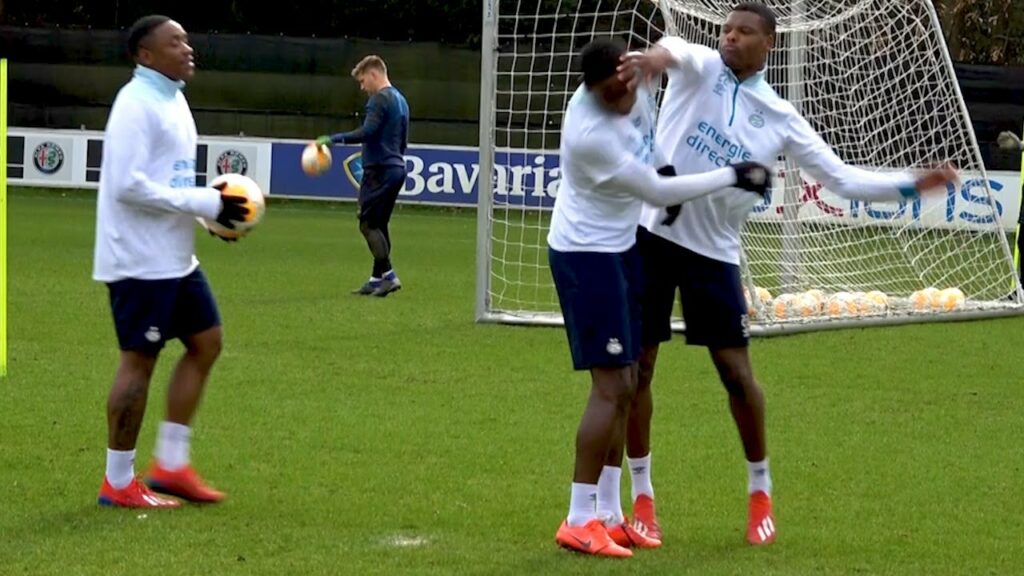HARDE BAKKAS OP DE TRAINING & CHILLEN MET DUMFRIES ( PSV ) – TOUZANI TV HARDE BAKKAS OP DE TRAINING & CHILLEN MET DUMFRIES ( PSV ) - TOUZANI TV