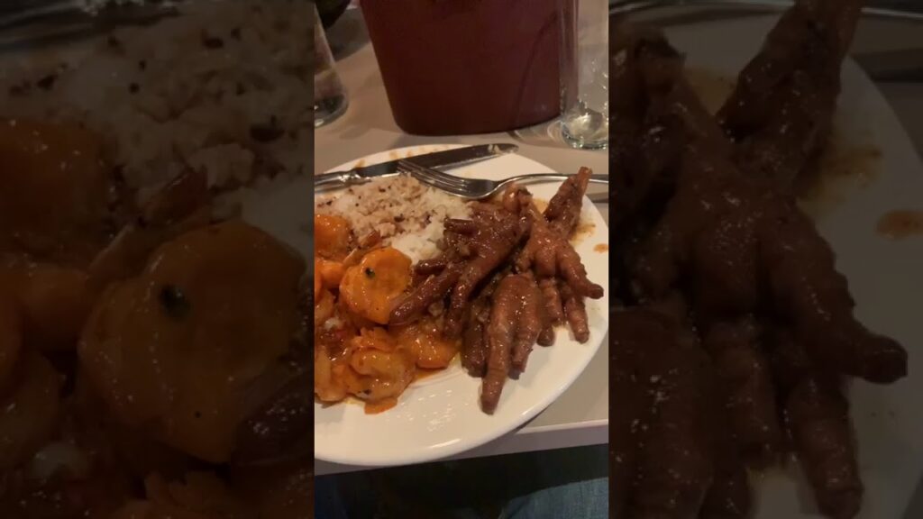 Kevin Álvarez muestra a sus compañeros una de sus comidas preferidas