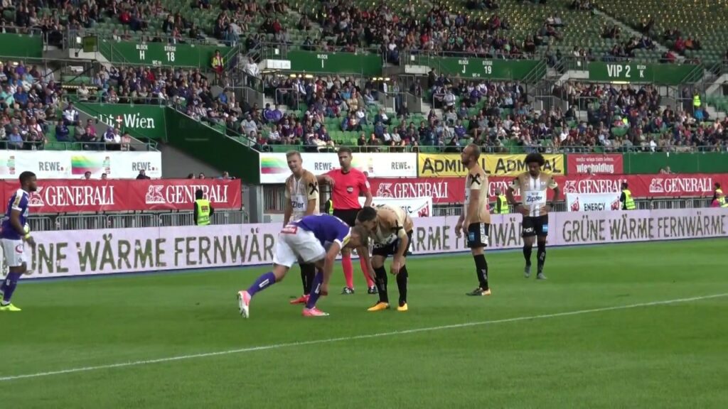 Austria Wien vs Lask Linz, Foul Michorl an Jens Stryger Larson.