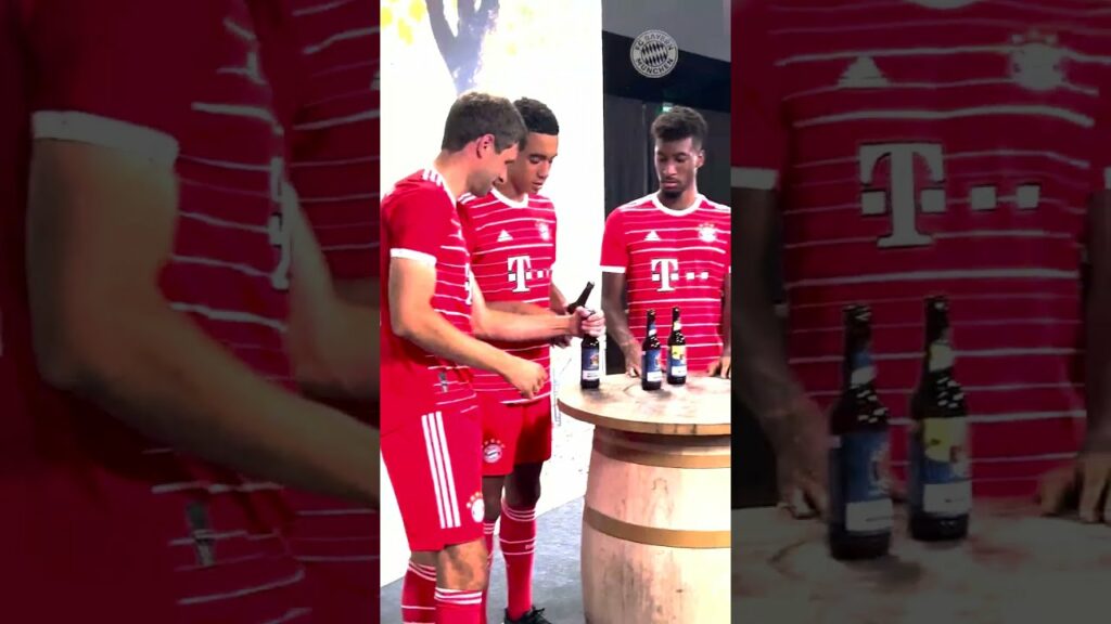 Teach them young! Thomas Müller instructs Jamal Musiala 🤣 Teach them young! Thomas Müller instructs Jamal Musiala 🤣