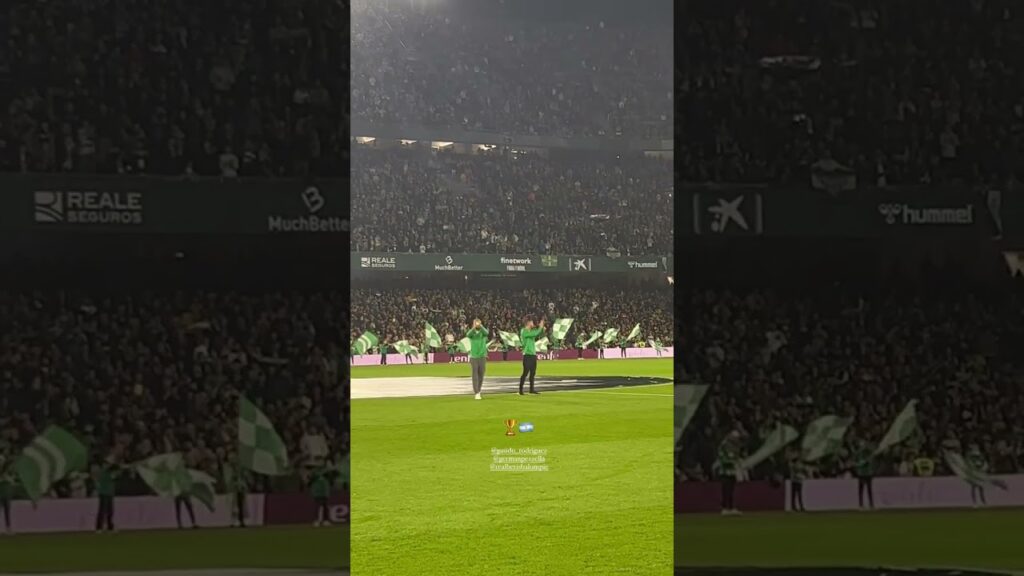 La afición del Betis homenajea a sus campeones del mundo Guido Rodríguez y Germán Pezzella