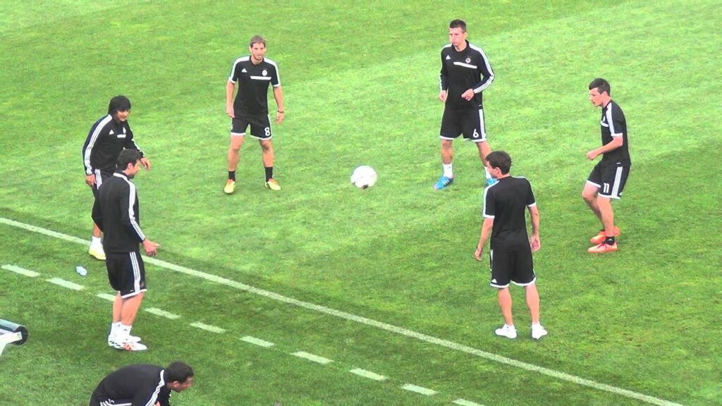 Danko Lazović objašnjava golmanu Partizana Živku Živkoviću kako se pimpluje