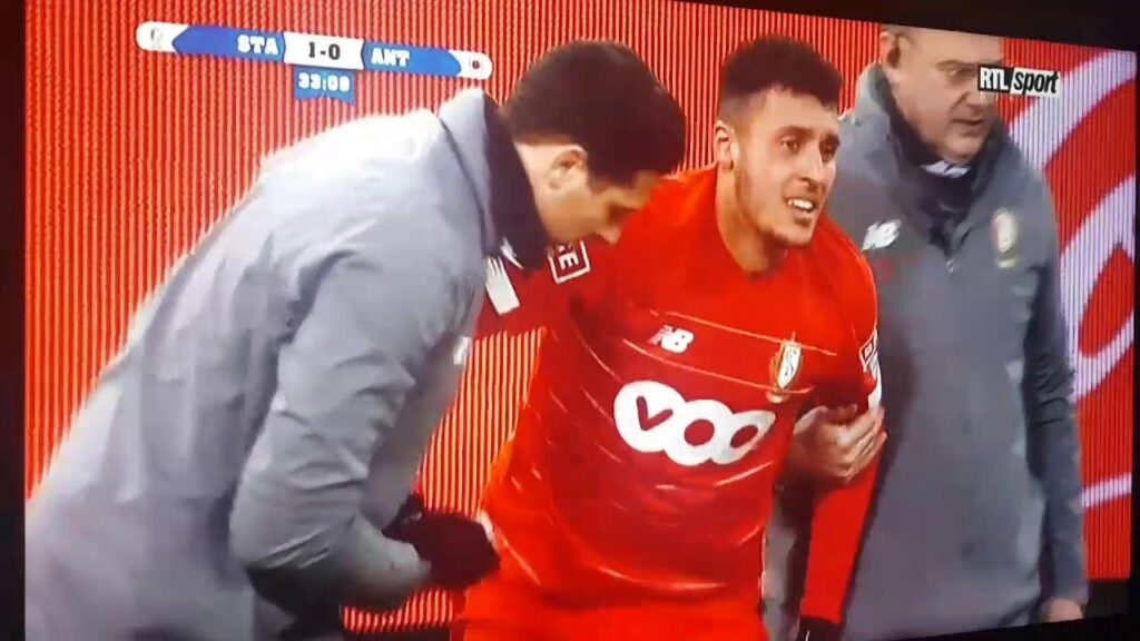 تابع اللقطة التي أصيب فيها اللاعب المغربي #سليم_أملاح تابع اللقطة التي أصيب فيها اللاعب المغربي #سليم_أملاح