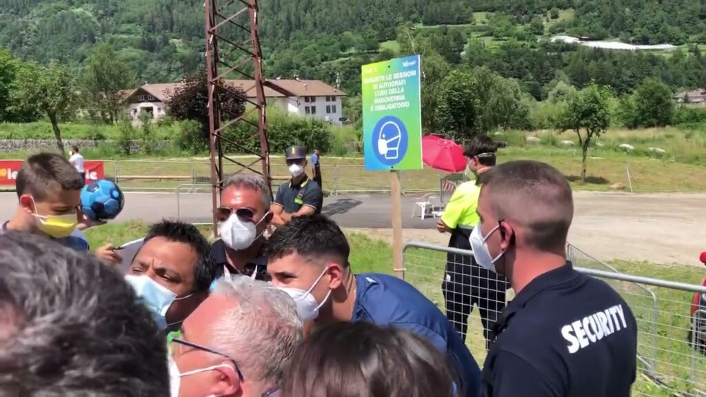 Mathias Olivera firma gli autografi e scatta le foto coi tifosi del Napoli