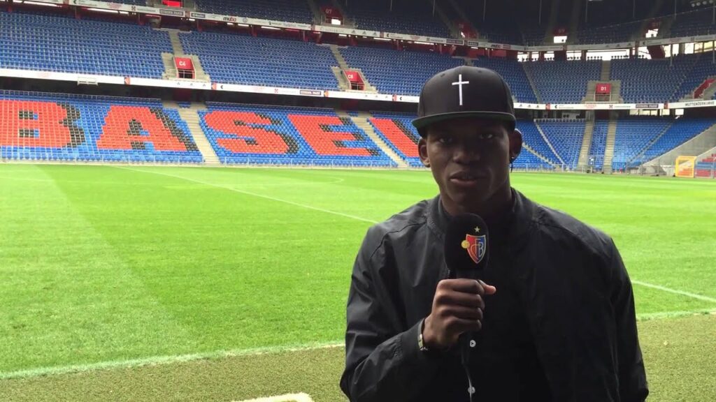 FCB-Stürmer Breel Embolo wünscht einen schönen Valentinstag.