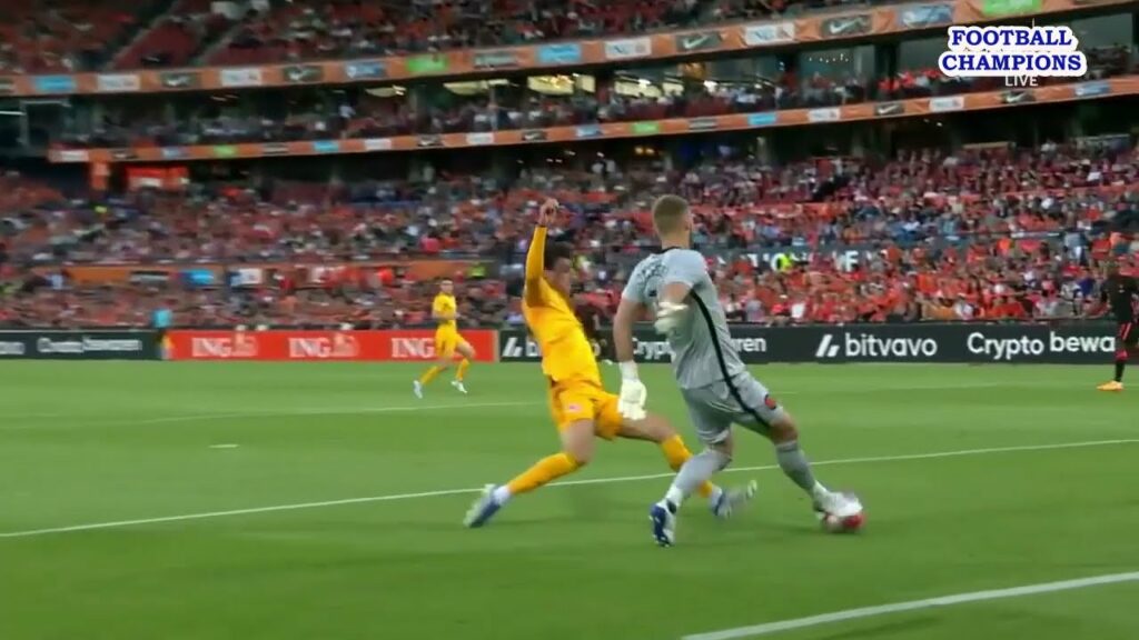 Brennan Johnson Torversuch in der Nähe des Netzes mit Skid, Niederlande-Wales, UEFA Nations League22