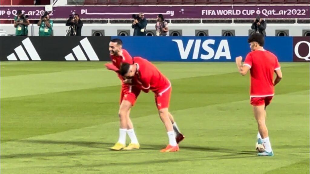 بلال الخنوس يمازح زياش وأجواء مرحة في التداريب بدون ضغوط قبل مواجهة "الأسود" وفرنسا