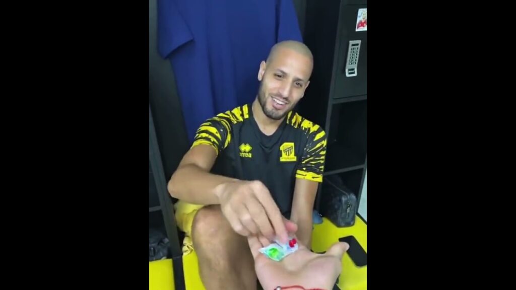 ‏عبدالرحمن العبود يهدي الحلويات الى اللاعبين#الاتحاد