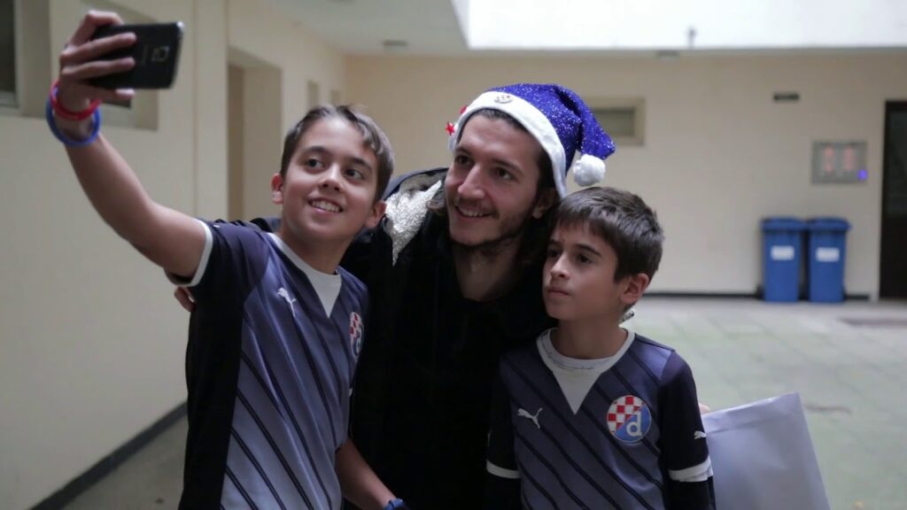 BOŽIĆ S NAVIJAČIMA: Bruno Petković i Ivan Šunjić donose darove!