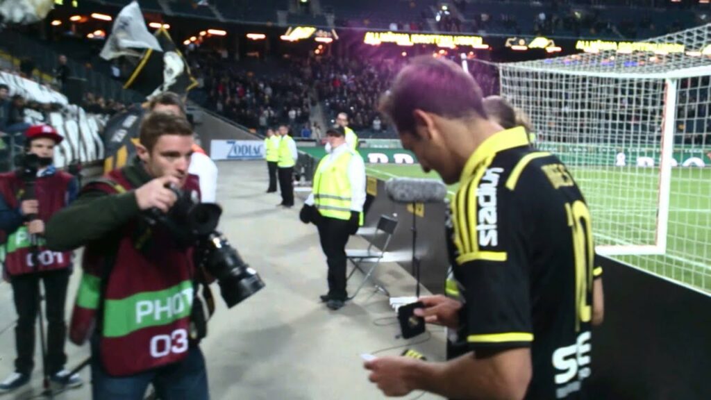 Celso Borges får AIK-svettband av AIK-klacken