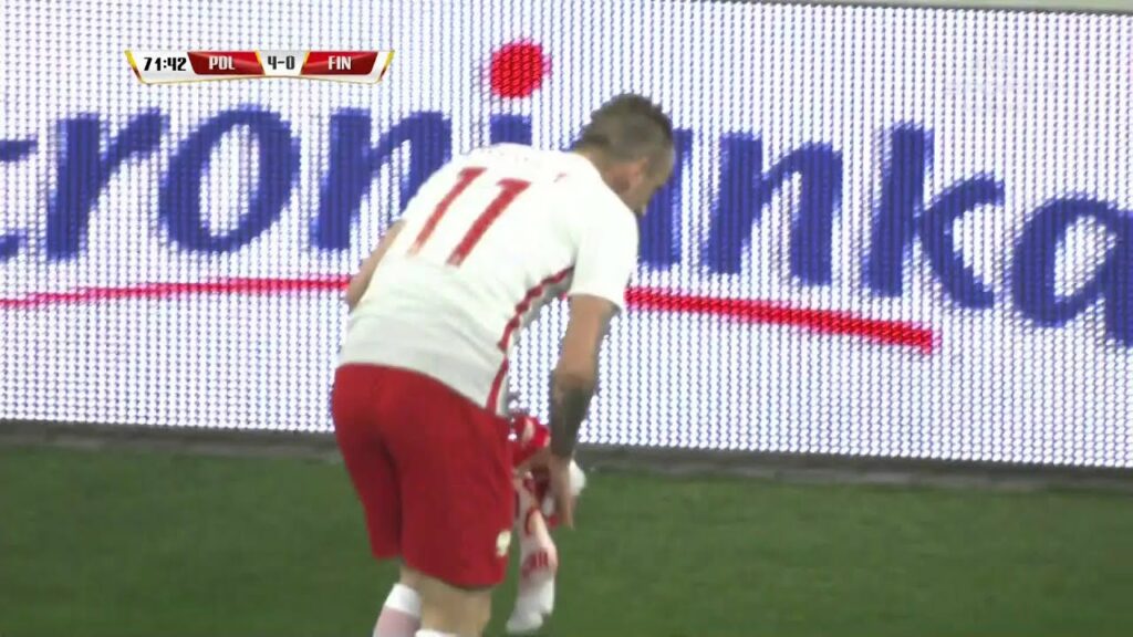 Kamil Grosicki caluje szalik HD Polska 5-0 Finlandia