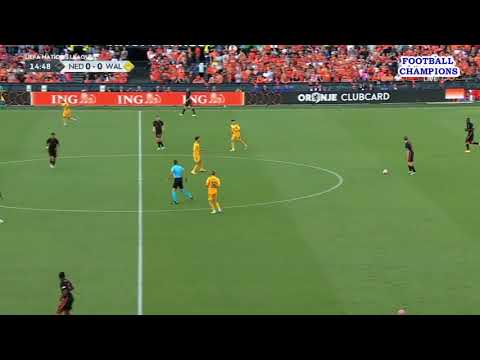 Ethan Ampadu läuft rückwärts, um den Ball zu übernehmen, Niederlande-Wales, UEFA Nations League 2022