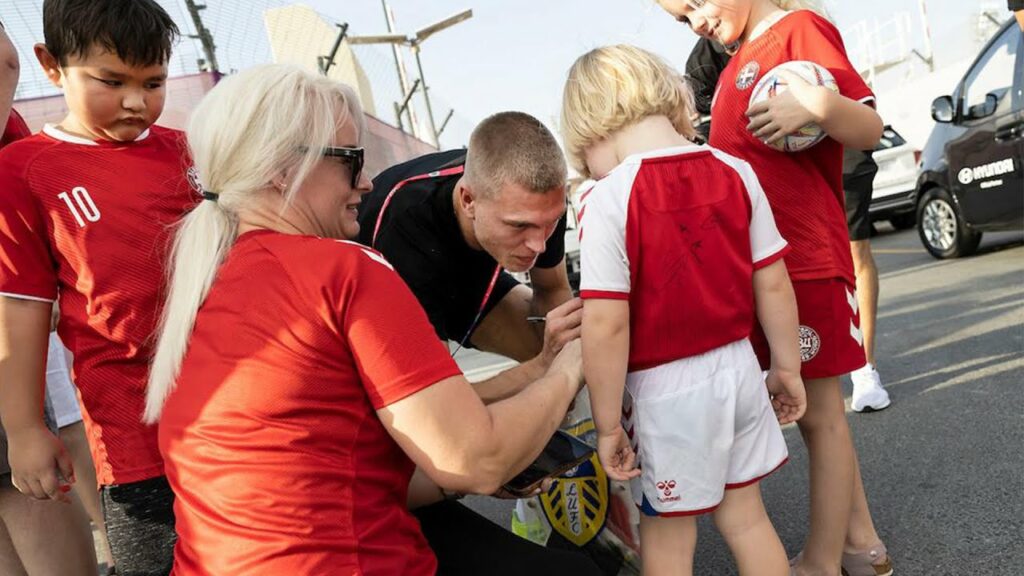 Spillerne afbryder køreturen for at hilse på fremmødte fans