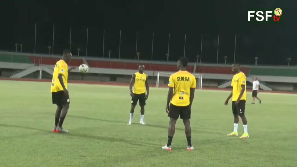 Pape Gueye réalise son rêve en faisant une partie de jonglage avec Sadio Mané 🇸🇳