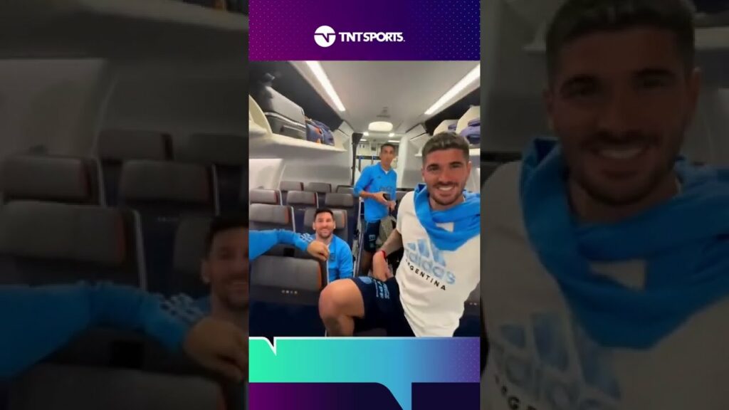 “SONRÍAN, SONRÍAN” 😅 Nico #Otamendi mostró el viaje de la #SelecciónArgentina a #Qatar "SONRÍAN, SONRÍAN" 😅 Nico #Otamendi mostró el viaje de la #SelecciónArgentina a #Qatar