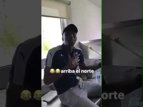 De Nigris y Alexander Domínguez cantan y bromean